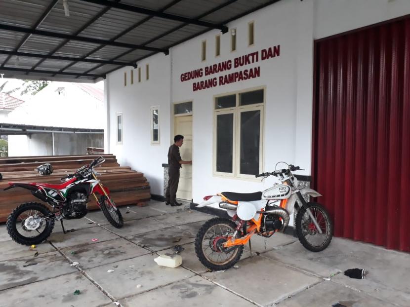 Kejari Kaur, Bengkulu mulai mengembalikan barang bukti milik Ade Feriwan, petambak udang  perorangan di Bintuhan, Kaur, Bengkulu, Senin(23/11). 