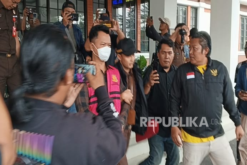 Kejari Majalengka menahan mantan Direktur Utama PT Sindangkasih Multi Usaha (SMU) Kabupaten Majalengka, DS, dalam kasus dugaan korupsi penyalahgunaan dana pemanfaatan tanah milik Pemkab Majalengka, Senin (20/10/2025). 