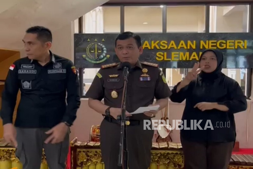 Kejari Sleman menggelar konferensi pers penetapan tersangka Sri Purnomo dalam kasus korupsi Hibah Pariwisata Sleman, Selasa (30/9/2025).