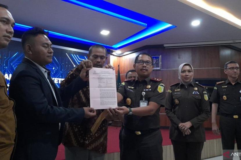 Kejati Banten menyerahkan surat ketetapan pengehentian penuntutan (SKP2) kasus penjaga ternak kambing, Muhyani (58) yang membunuh pencuri kambing, di Aula Kejati Banten, Senin (18/12/2023).