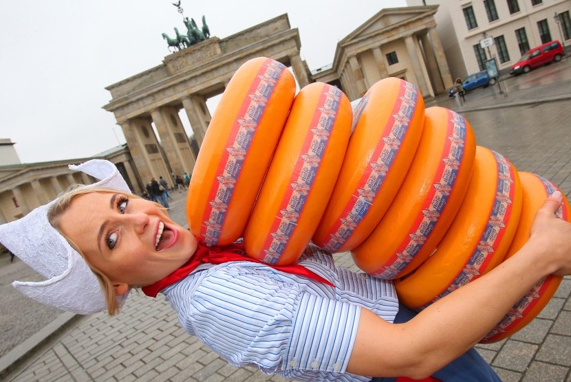 Keju Gouda dijajakan seorang pembuat keju dalam pameran di Berlin, Jerman.