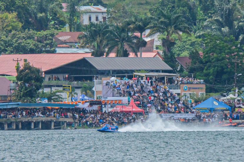 Kejuaraan Dunia Perahu Motor Formula 1 (F1H20) PowerBoat Danau Toba, digelar di Balige, Sumatra Utara pada 24-26 Februari 2023. Wamen Parekraf Angela sebut ajang F1 Powerboat di Danau Toba memacu ekonomi rakyat.
