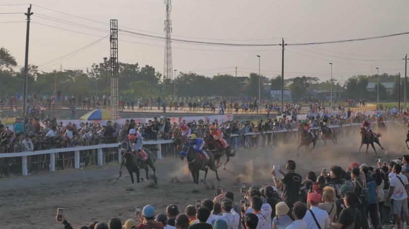 Kejuaraan Pacu Kuda Tingkat Nasional Piala Tiga Mahkota Pordasi Seri II dan Piala Pertiwi Tahun 2023 yang diikuti oleh 190 kuda.