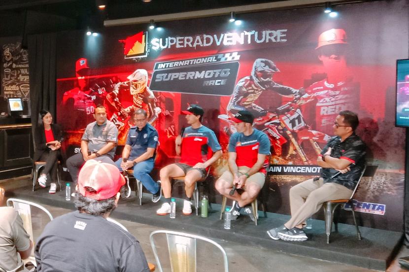 Kejuaraan Superadventure International Supermoto Race (SISR) Seri Kejurnas 2023 bakal diikuti dua pembalap juara dunia supermoto di kelas FFA 450 International yang akan berlangsung di Sirkuit JIEXPO, Jakarta pada 27 sampai 28 Oktober mendatang.