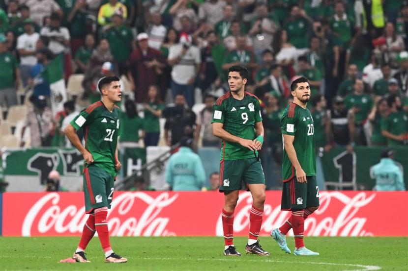 Kekecewaan para pemain Meksiko gagal lolos ke babak 16 besar meskipun menang 2-1 atas Arab Saudi.