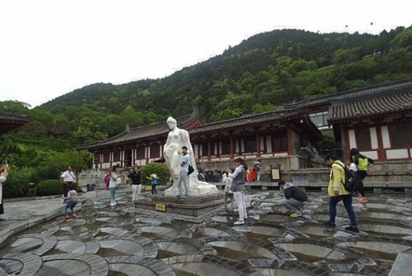 Kelakuan wisatawan Cina di Huaqing Pool di kota Xi'an, Cina