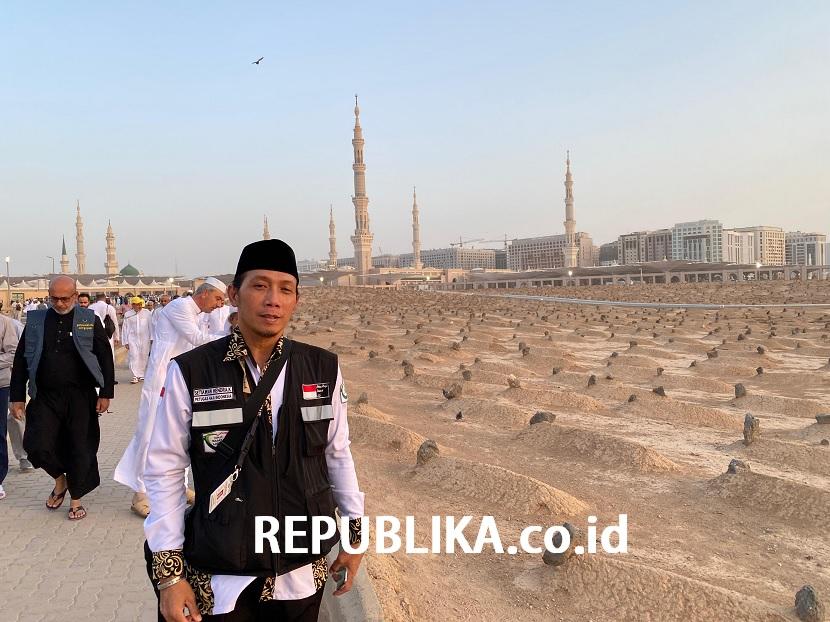 Kelana, Petugas Haji Indonesia yang bertugas di Media Center Haji (MCH) 2024 saat menemani jamaah ziarah ke Pemakaman Baqi, Kota Madinah.