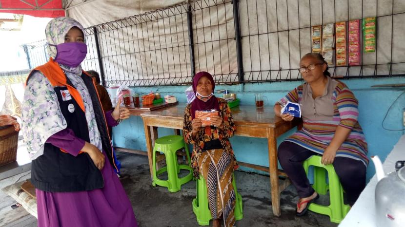 Kelangkaan masker masih menjadi masalah yang belum terselesaikan. Disaat pandemik wabah virus corona/Covid-19, keberadaan masker sangat dibutuhkan. Namun, kenyataannya masyarakat cukup kesulitan untuk mendapatkan masker.