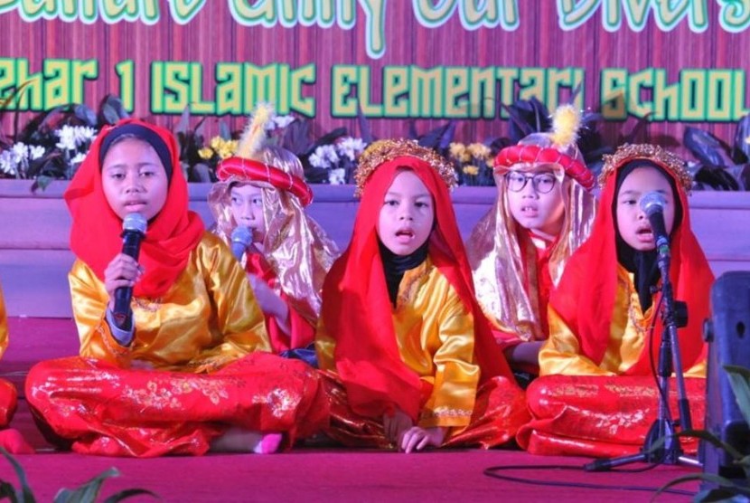 Kelas 4 SD Islam Al Azhar 1 Kebayoran Baru tampil dalam kegiatan Assembly.