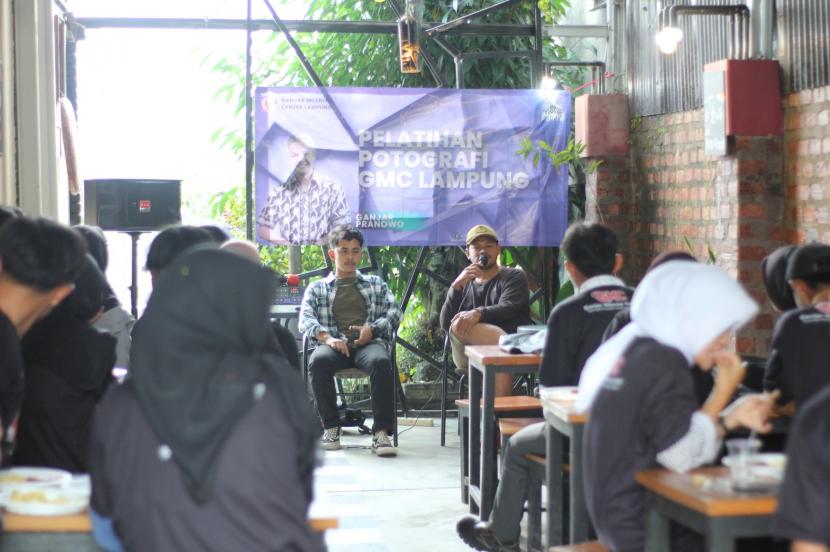 Kelas fotografi bersama sejumlah pemuda hingga mahasiswa di Kabupaten Lampung Barat, akhir pekan kemarin.