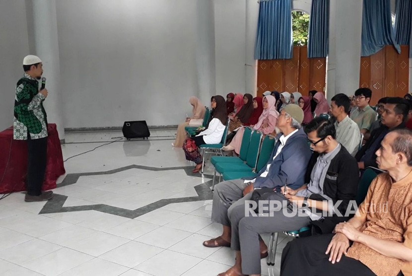 Kelas halal di Masjid Universitas Gadjah Mada (UGM) yang digelar setiap Kamis sore selepas Ashar.  Kali ini, kelas halal diisi Direktur Halal Center Fakultas Peternakan UGM, Nanung Danar Dono, Kamis (1/3). 