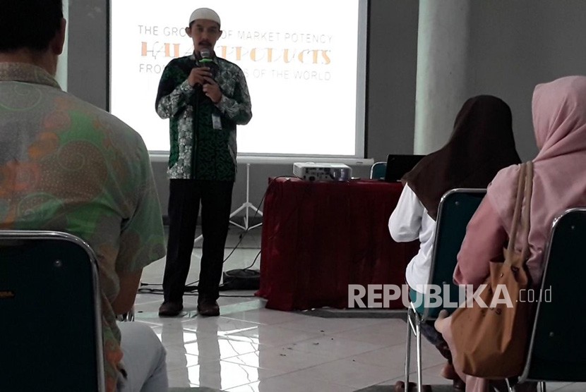 Direktur Halal Center Fakultas Peternakan UGM, Nanung Danar Dono, mengisi kelas halal.