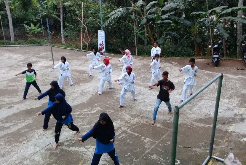 Kelas karate di Muktisari.