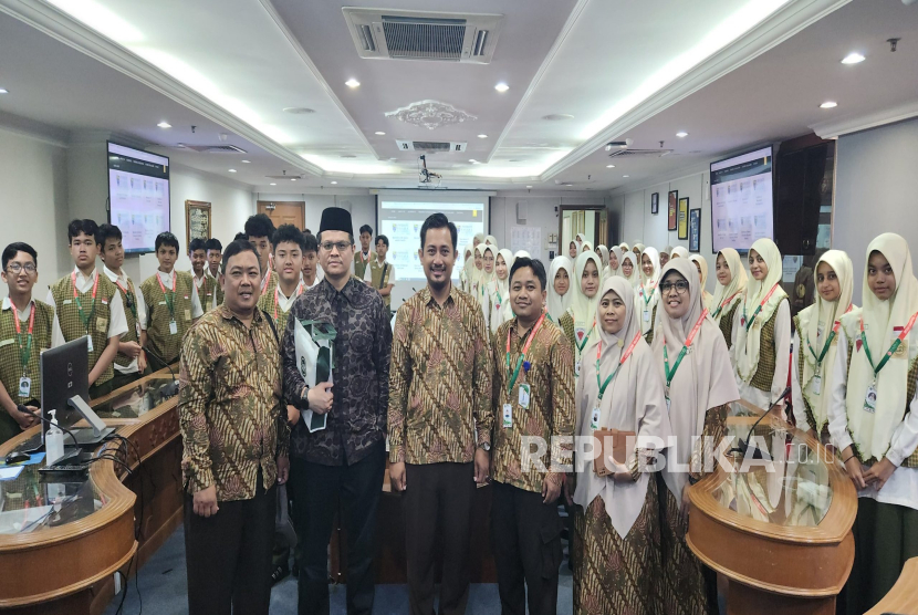 Kelas Tahfidz SMP Al-Hikmah Surabaya