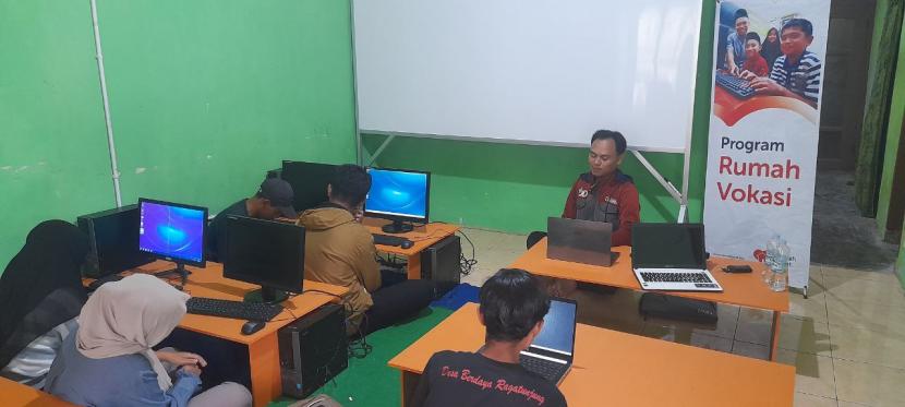 Kelas vokasi yang berada di Desa Berdaya Ragatunjung, Kecamatan Paguyangan, Kabupaten Brebes yang beralokasi di Dukuh Krajan dan Dukuh Sijampang membuka pelatihan untuk siswa baru.