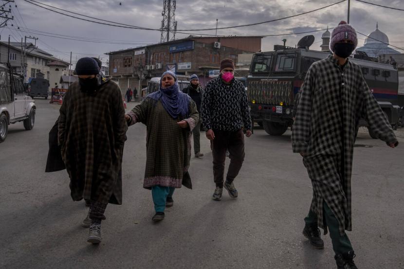 Kelaurga terduga pemberontak Kashmir berjalan usai mereka diizinkan melihat tubuh kerabat mereka sebelum dikirim ke pemakaman di tempat yang tidak diketahui di Srinagar, Kashmir, Ahad (30/1/2022). Polisi India menembak lima terduga pemberontak Kashmir.