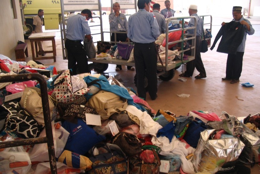 Kelebihan barang bawaan jamaah haji yang menggunung di Terminal Barat Bandara King Abdul Aziz, Jeddah, Arab Saudi.
