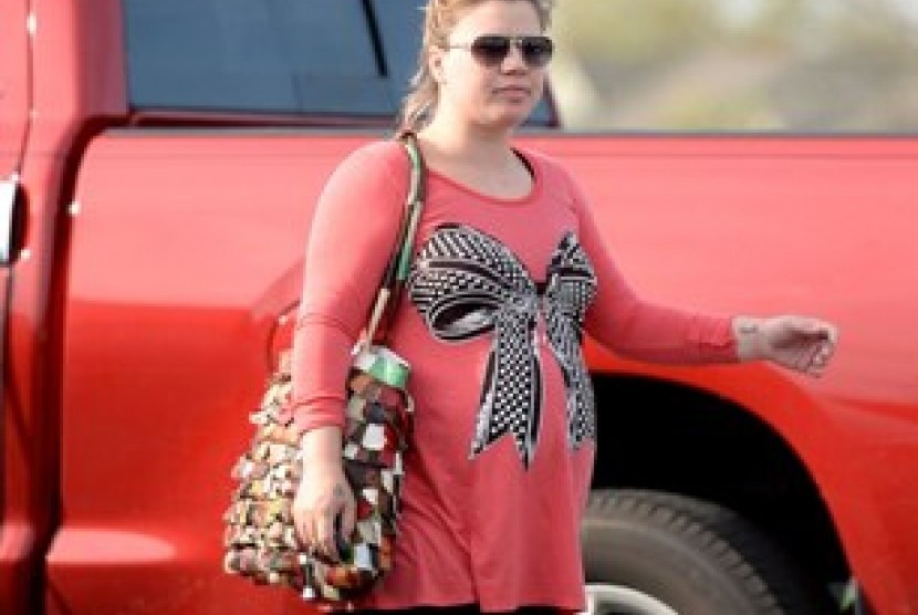 Kelly Clarkson tengah hamil