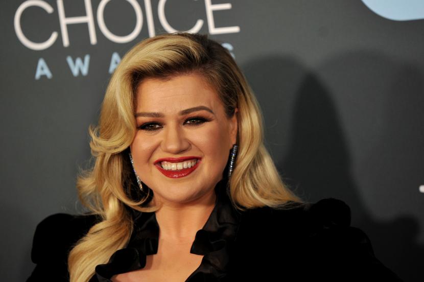 Penyanyi Kelly Clarkson masih menjalani isolasi mandiri di rumah setelah terpapar Covid-19.