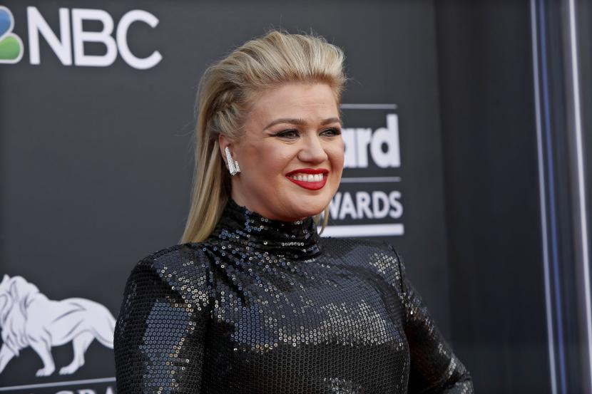Kelly Clarkson meminta penggemar untuk tidak ikut-ikutan tren melempar barang ke penyanyi yang sedang manggung.