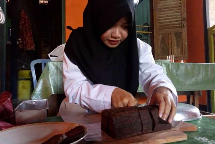 Kelompok 82 KKN Universitas Negeri Yogyakarta (UNY) mengajarkan pembuatan brownies dari tepung singkong di Dusun Kisik, Desa Banjarsari, Kecamatan Kalibawang, Kabupaten Kulonprogo.