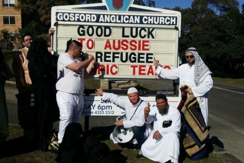 Kelompok anti-Islam Australia Party of Freedom berpakaian Muslim dan berbuat onar di gereja.