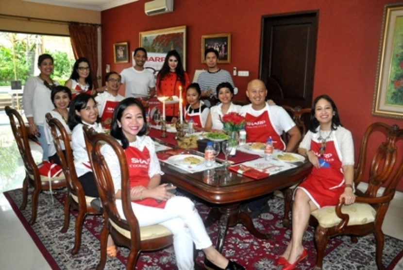 Kelompok Arisan Eda berfoto bersama chef selebriti Renee Tandjung