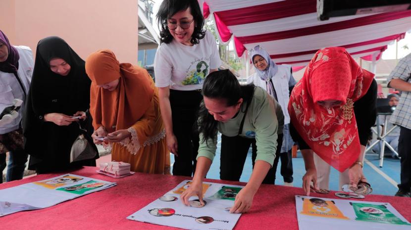 Kelompok bank sampah binaan Perumnas memberikan edukasi pilah sampah kepada warga di Sentraland Paradise Parung Panjang Bogor.  