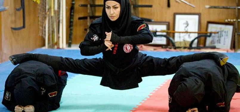Kelompok bela diri perempuan Iran saat berlatih.