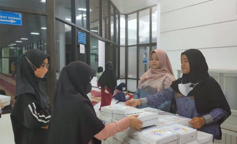 Kelompok Berbuat baik (KBB) Universitas Muhammadiyah Malang (UM membagikan lebih dari 230 nasi kotak bagi jemaah dan masyarakat selama Ramadhan. Dok