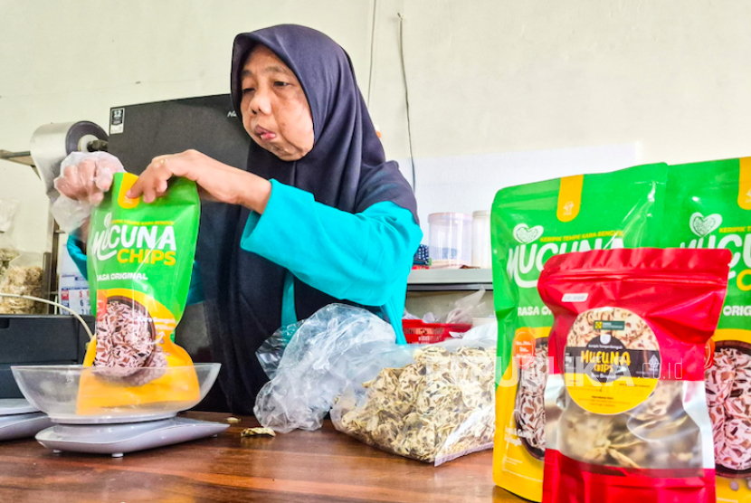 Kelompok Difabel Kalurahan Santika bersama prodk Mucuna Chips