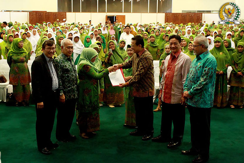   Kelompok DPD RI menerima Delegasi Muslimat Se-Purwakarta, Selasa (14 Mei 2013).
