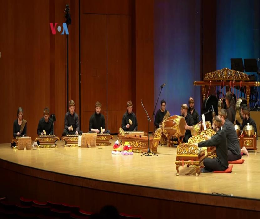 Kelompok Gamelan of the New Moon tampil membawakan karya komposer Claude Debussy yang terinspirasi musik gamelan