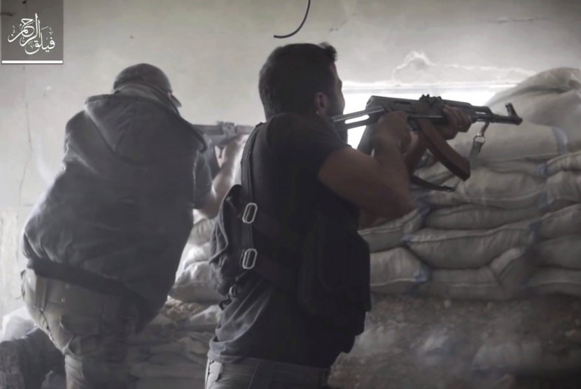 Kelompok gerilyawan Suriah Failaq al-Rahman saat baku tembak dengan pasukan pemerintah di Damaskus, Suriah. Kebanyakan gerilyawan di Ghouta berasal dari kelompok tersebut.