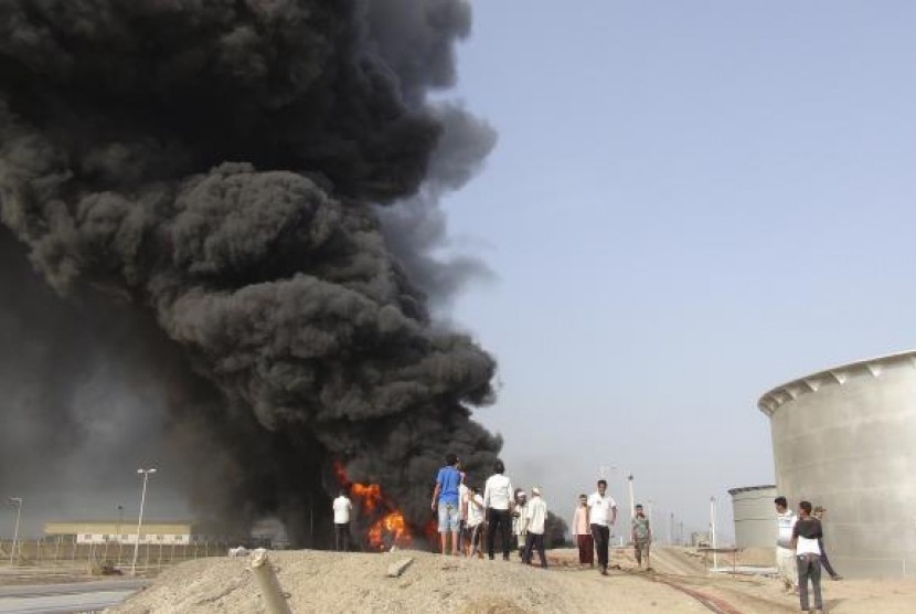 Kelompok Houthi menyerang kilang minyak Buraiqah di Aden, Yaman, Sabtu (27/6).