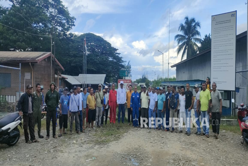 Kelompok karyawan membentuk barisan memblokade jalan meminta gaji mereka segera dibayarkan.