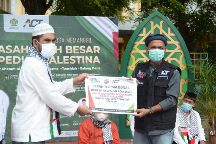 Kelompok Kerja Madrasah (K2M) di Lingkungan Kantor Kementerian Agama Kabupaten Aceh Besar menyerahkan bantuan untuk Palestina senilai Rp 112.127.000. melalui kepada Aksi Cepat Tanggap (ACT) Aceh, Jumat (28/5).