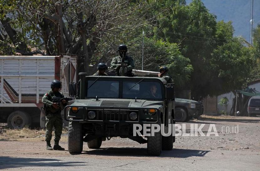 Kelompok kriminal membuat kekacauan di kota perbatasan Meksiko Nuevo Laredo dengan Laredo Texas, Amerika Serikat. 