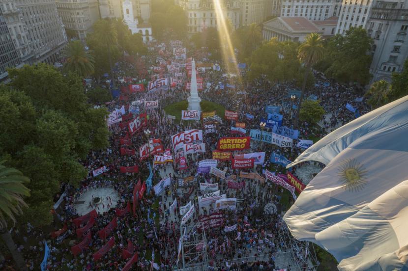 Kelompok kiri memprotes keputusan pemerintah untuk mencapai kesepakatan dengan Dana Moneter Internasional (IMF) untuk membiayai kembali lebih dari $40 miliar utang di Buenos Aires, Argentina, pada 8 Februari 2022.