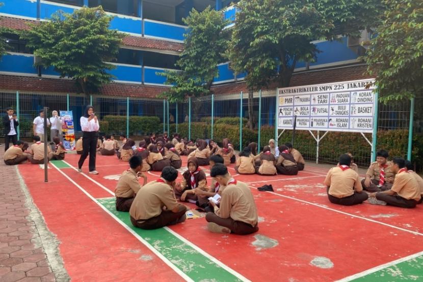 Kelompok Krida 4 Finalis Duta Bahasa DKI Jakarta 2024 mengadakan sosialisasi dan penjenemaan Si Cerdik Menyapa Sekolah di SMP Negeri 225 Jakarta.