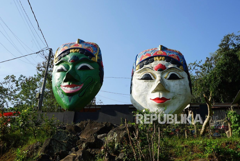 Kelompok Lippo menggelar program renovasi 1.500 rumah desa dimulai dari Kampung Wisata Topeng, Kota Malang, Jawa Timur. Kegiatan ini bagian dari kontribusi nyata dunia usaha mendukung program Presiden Prabowo Subianto membangun 3 juta rumah per tahun.