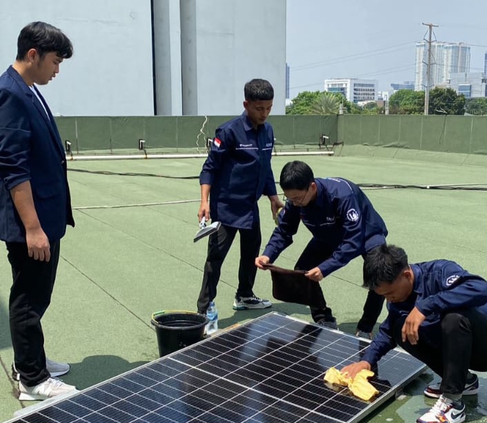 Kelompok mahasiswa UAI terlibat pemberdayaan masyarakat bertema tenaga surya sebagai energi alternatif di Rumah Gemilang Indonesia (RGI) Kampus Depok.