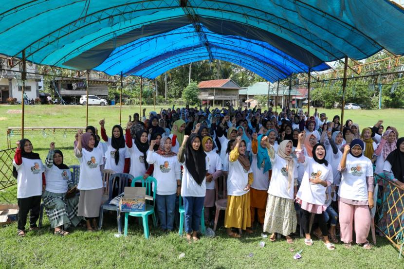 Kelompok masyarakat yang tergabung dalam Gerakan Passeddingeng menggelar penyuluhan pertanian dan pemberian bibit jagung, serta halalbihalal bersama  Masyarakat Bone di Dusun Calinrung, Desa Sijelling, Kec. Tellusiattinge, Kab. Bone, Sulawesi Selatan (Sulsel), akhir pekan kemarin. 