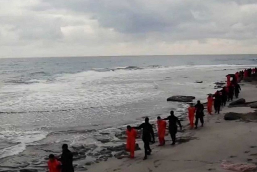 Kelompok militan ISIS membawa tawanan.