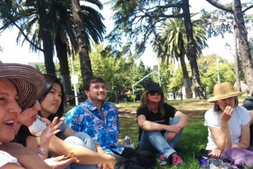 Kelompok Minimalist Meetups Melbourne berlangsung sekali sebulan, dimana anggota kelompok ini mendiskusikan bagaimana 'menyederhanakan' hidup mereka.