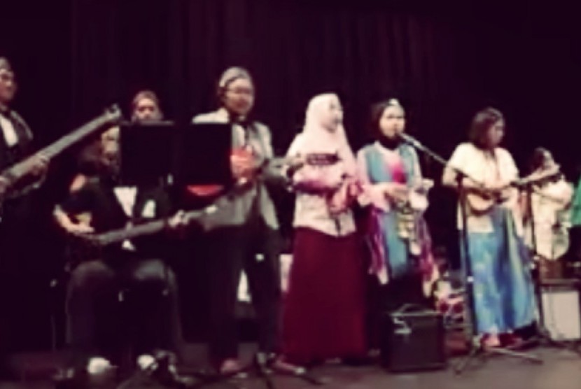 kelompok musik bernama Orkes Jawi Waton Muni (OJWM)