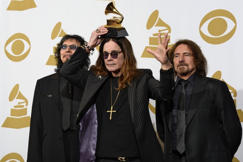 Kelompok musik Black Sabbath, dengan vokalis Ozzy Osbourne di tengah.