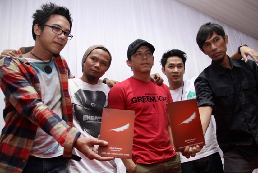 Kelompok musik, Noah yang sebelumnya bernama Peterpan terdiri dari (kiri-kanan) David, Reza, Ariel, Uki, Lukman hadir pada syukuran pergantian nama baru Peterpan di Musica Studio, Jakarta, Kamis, (2/8).