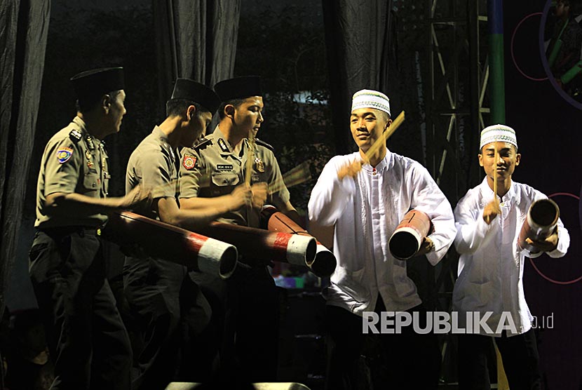 Kelompok musik patrol dari anggota kepolisian beraksi pada Festival Patrol Ramadan di Banyuwangi, Jawa Timur, Selasa (13/6). Festival tersebut digelar untuk lebih memperkenalkan tradisi masyarakat Banyuwangi saat Ramadan, dan menghidupkan kembali tradisi lama yang saat ini mulai tergeser. 