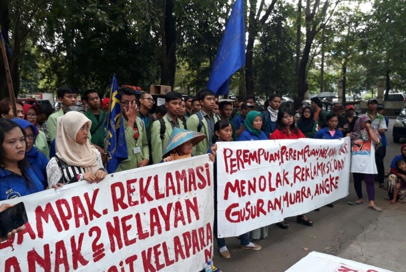 Kelompok nelayan dan mahasiswa yang menolak reklamasi di Teluk Jakarta di depan kantor PTUN Jakarta saat menyidangkan gugatan reklamasi, Kamis (16/3).